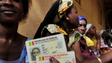Une-S-n-galaise-montre-sa-carte-d-identit-sa-carte-lecteur