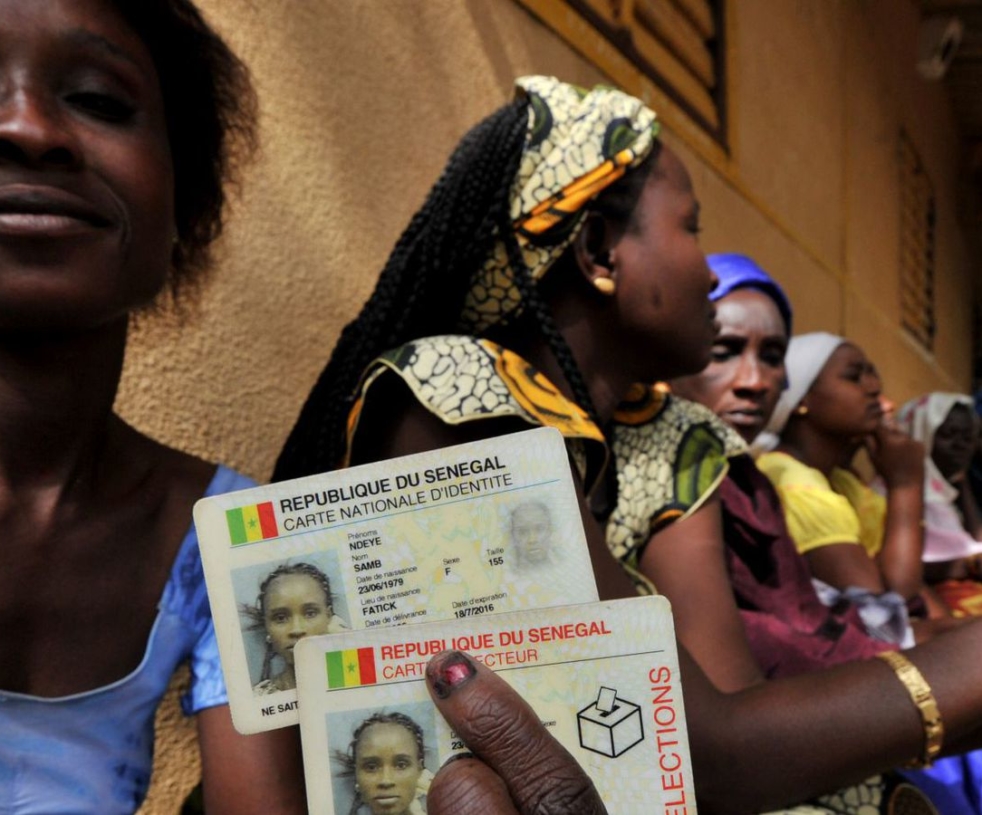 Une-S-n-galaise-montre-sa-carte-d-identit-sa-carte-lecteur